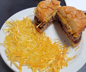 Stables hamburger with hashbrowns